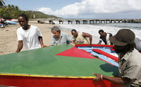 On remonte le canot sur le sable